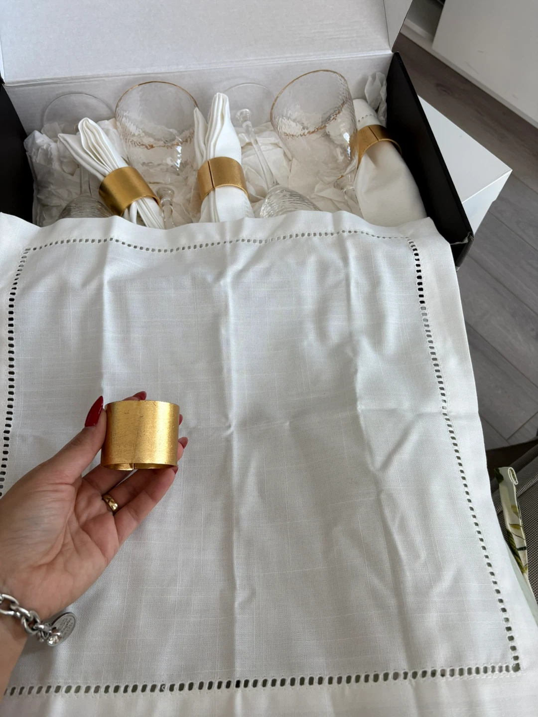 Set of 4 Gold Rimmed Wine Glasses and Napkins - photo 3