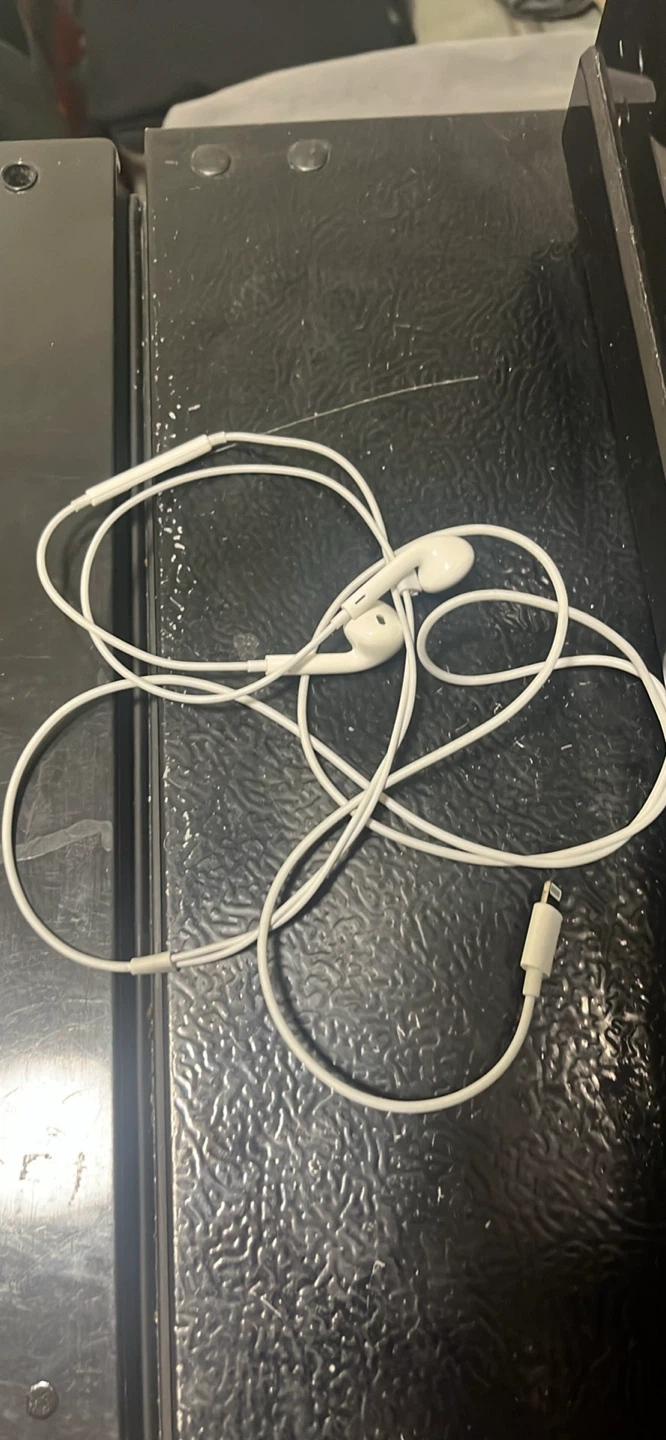 White Apple EarPods with Lightning Connector - photo 2