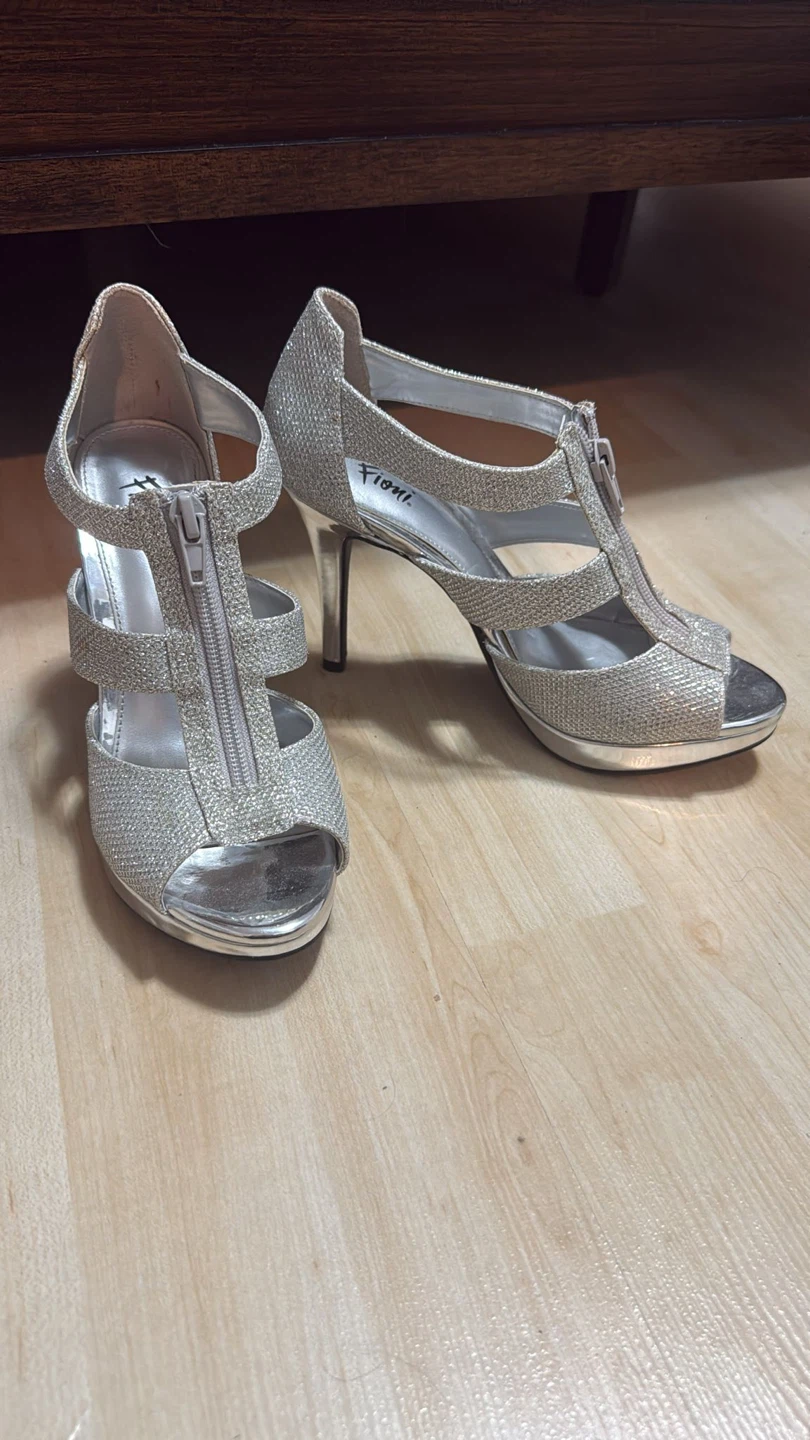 Fioni Silver Glitter Heels with Zipper - Size 5