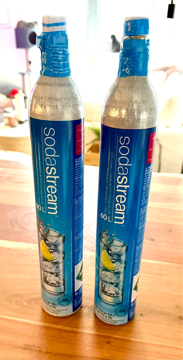 Soda Stream One Touch with 2 CO2 Canisters, 6 bottles.