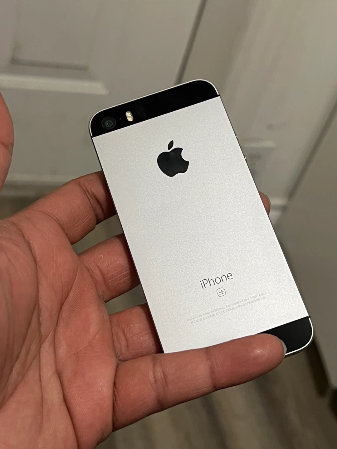 Apple iPhone SE (Silver) - photo 3