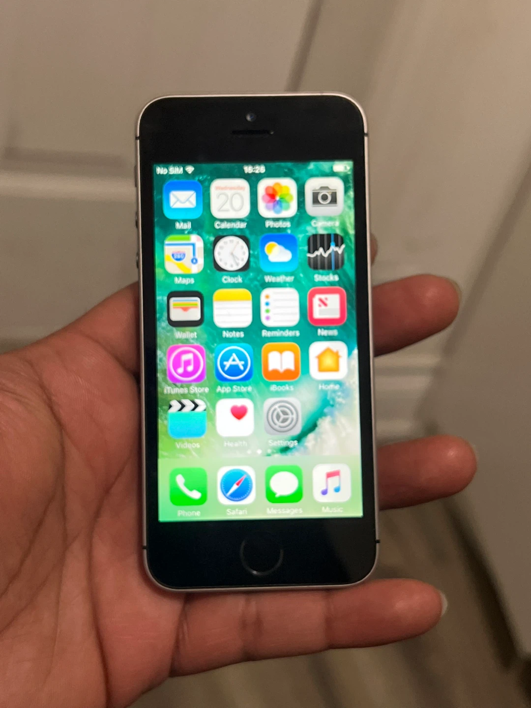 Apple iPhone SE (Silver) - photo 2