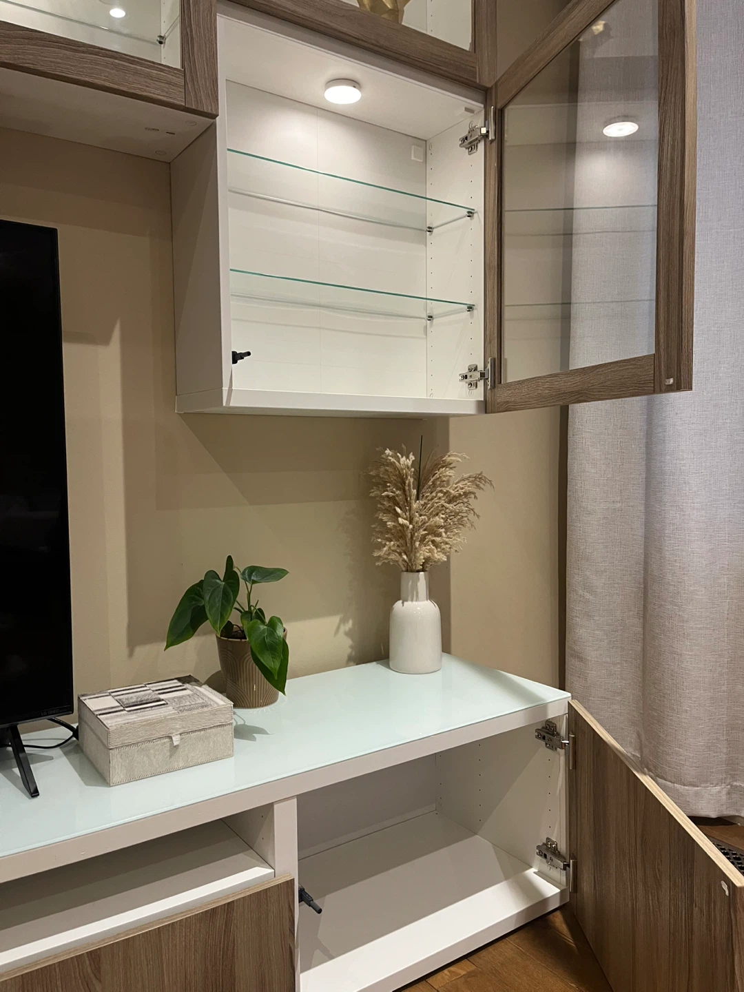 Modern Wall Mounted Entertainment Unit with Display Cabinets - photo 3