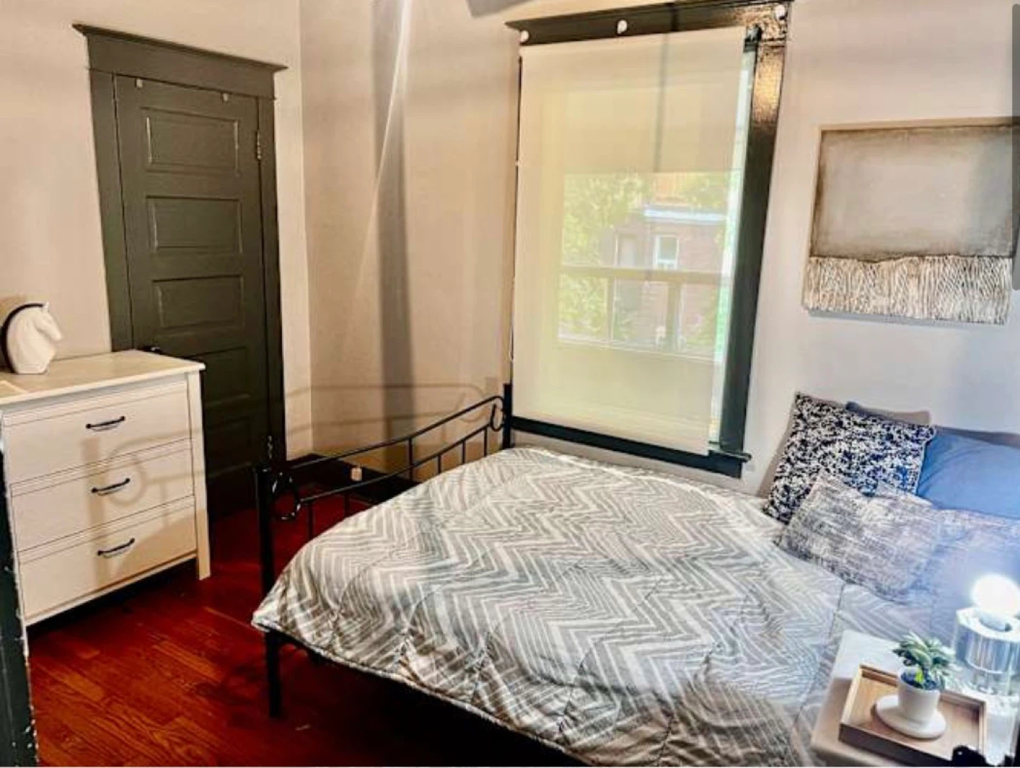Bedroom with private den Roncy woman only