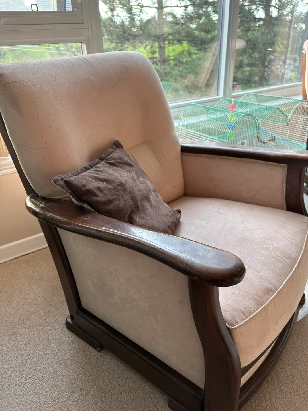 Armchair with wood accents - photo 3