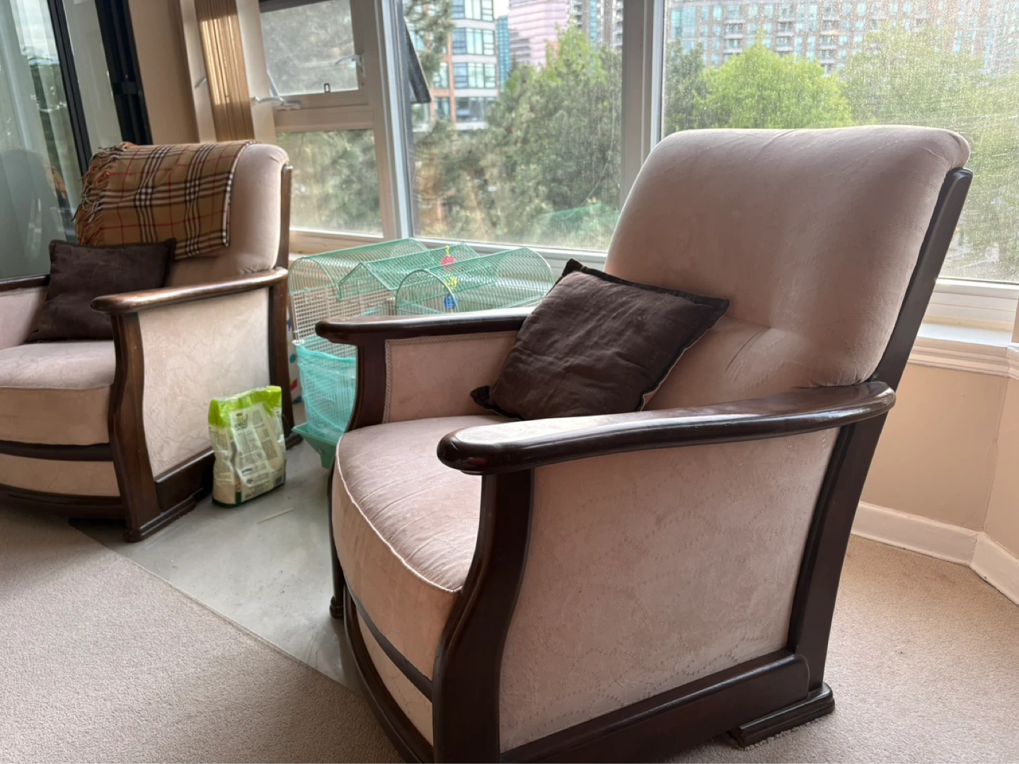 Armchair with wood accents - photo 2