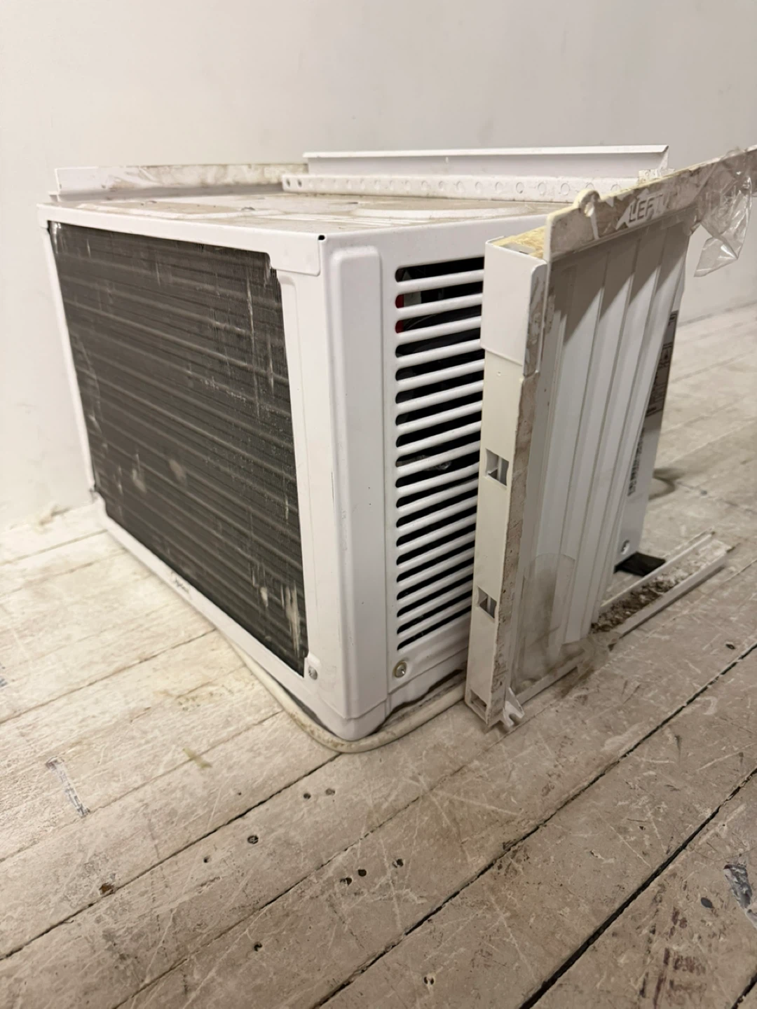 Midea Window Air Conditioner - photo 3
