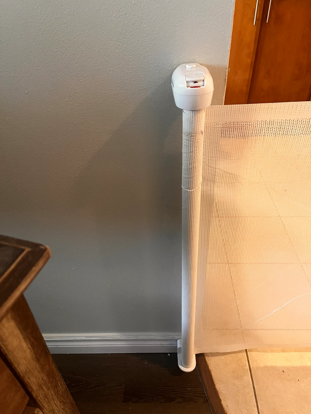 Momax Retractable Baby Safety Gate 52inch - photo 4