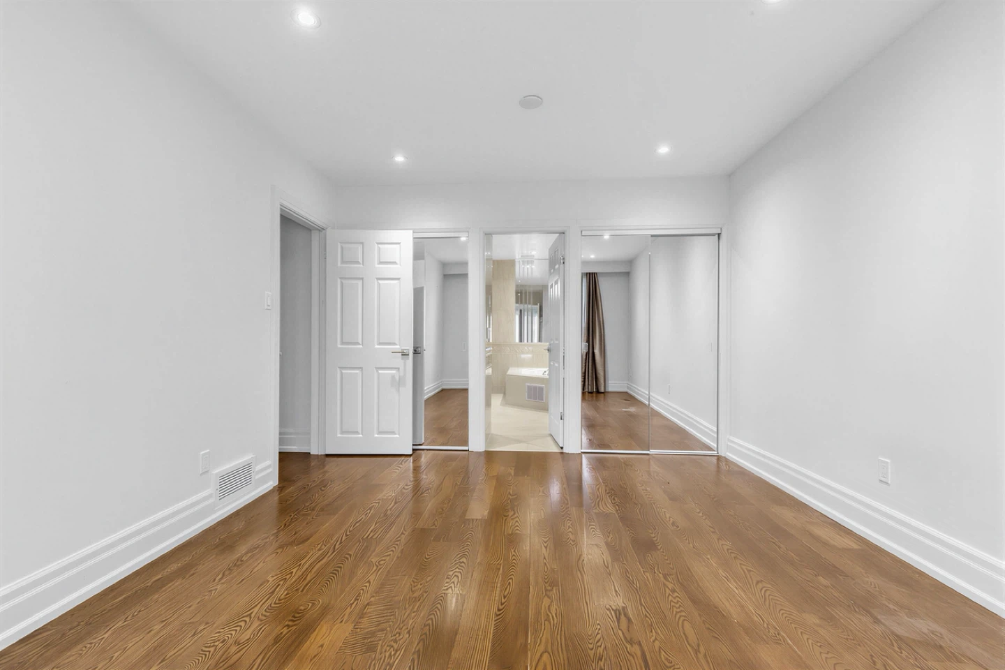 Modern Family Home with Spacious Washroom and Deck - photo 5