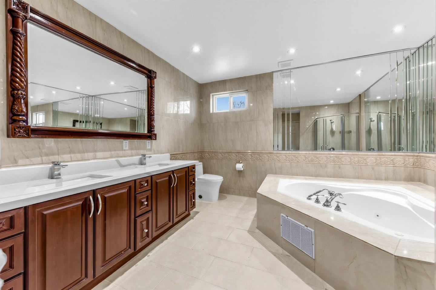 Modern Family Home with Spacious Washroom and Deck - photo 3