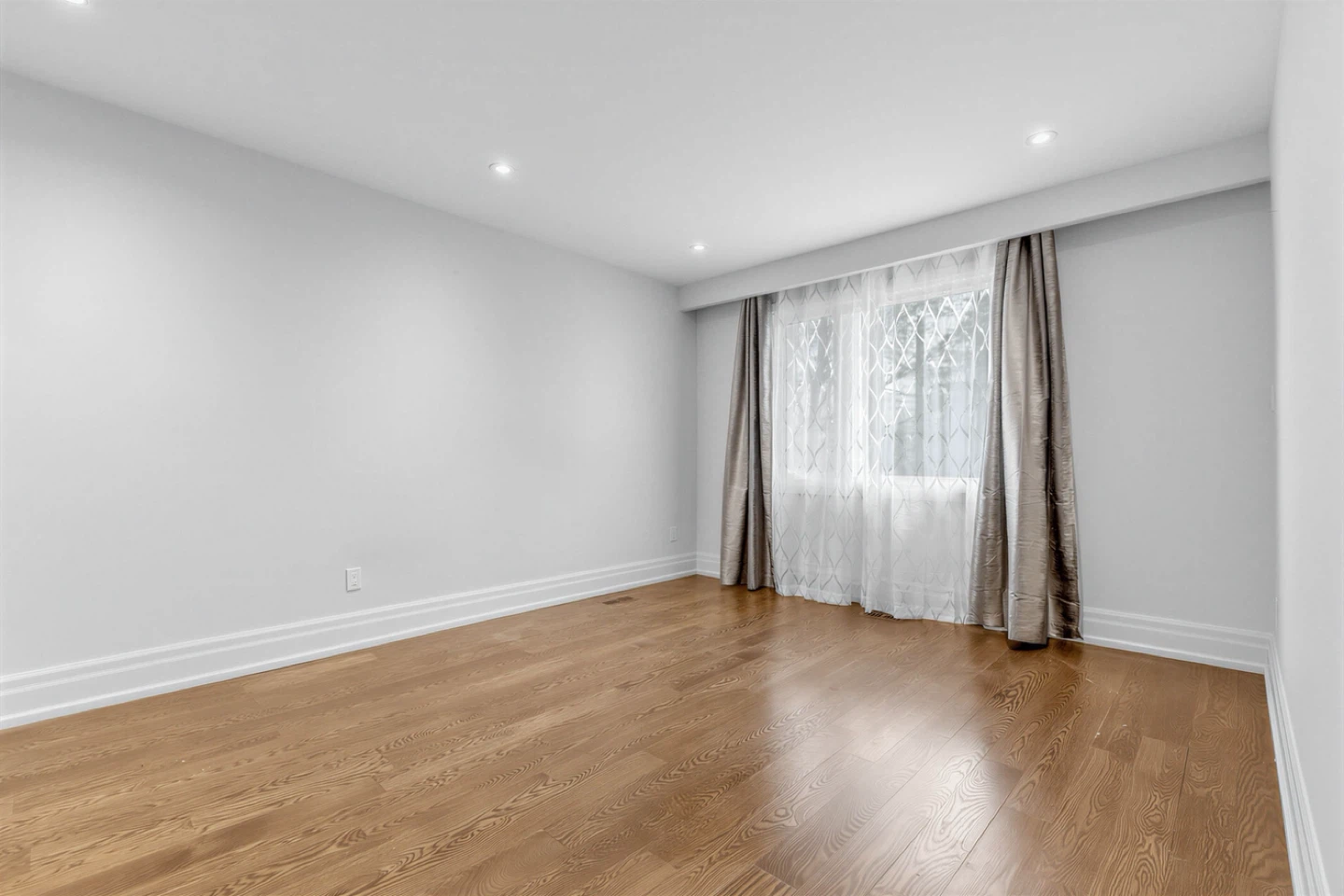 Modern Family Home with Spacious Washroom and Deck - photo 4
