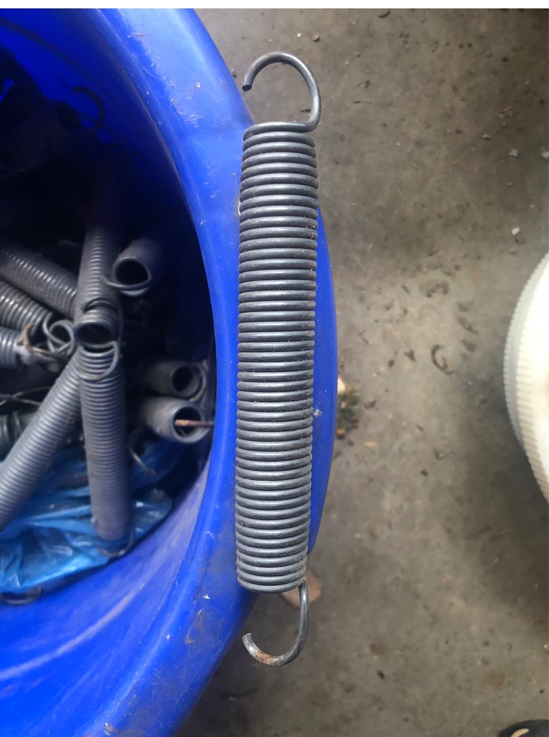 Lot of 20 Extension Springs with Hooks - photo 2