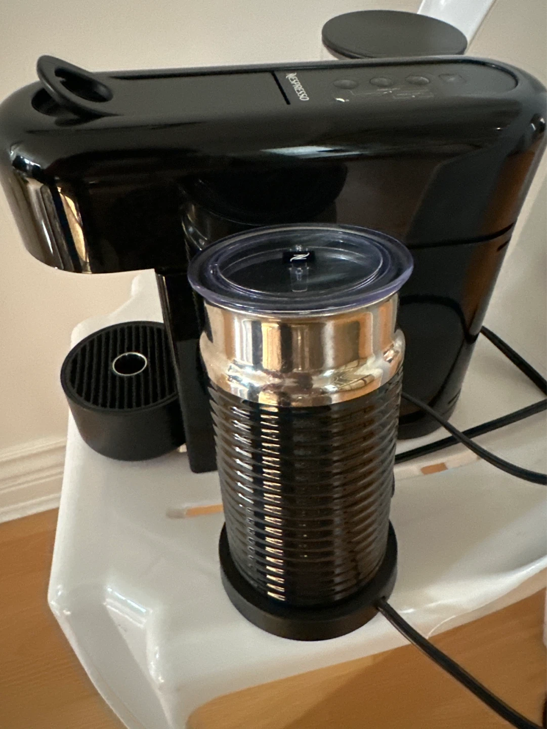 Nespresso Machine with Milk Frother - photo 2