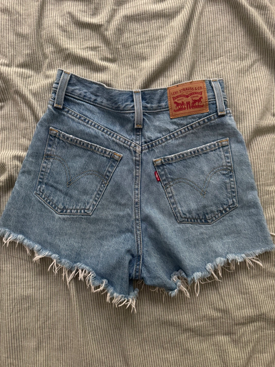Levi's High Waisted Mom Shorts Size 25 - photo 2