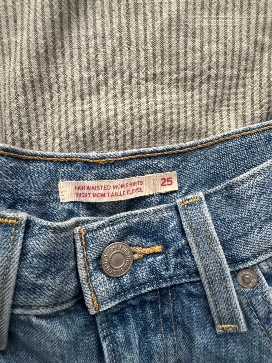 Levi's High Waisted Mom Shorts Size 25 - photo 3