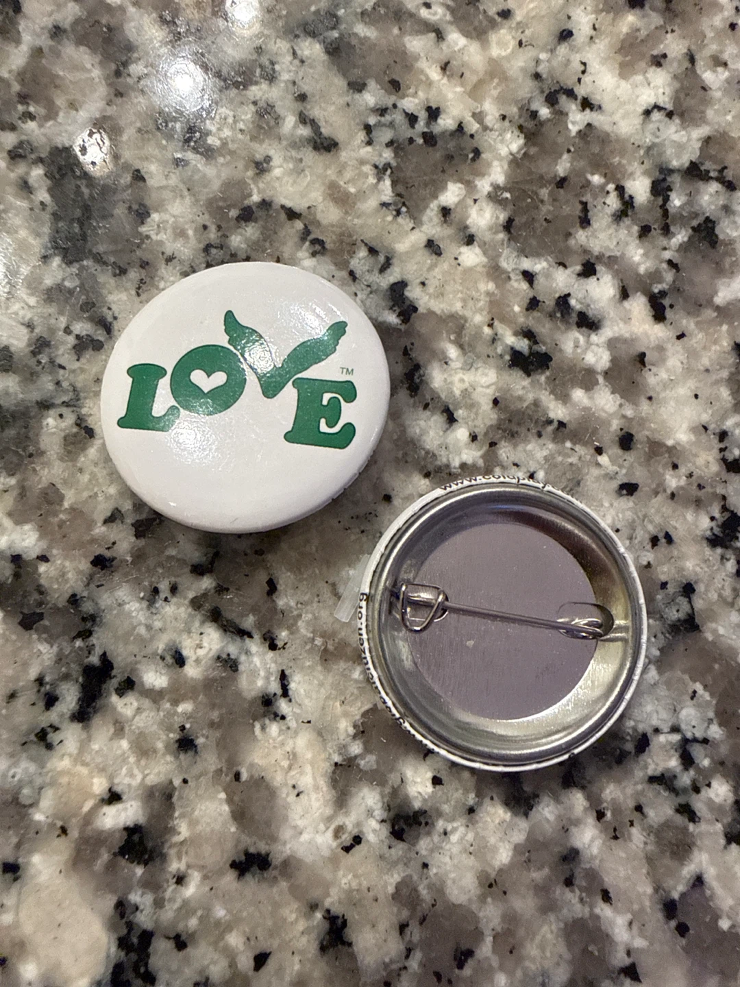 Two Coldplay Concert "LOVE" Pins - Green and Orange - photo 2