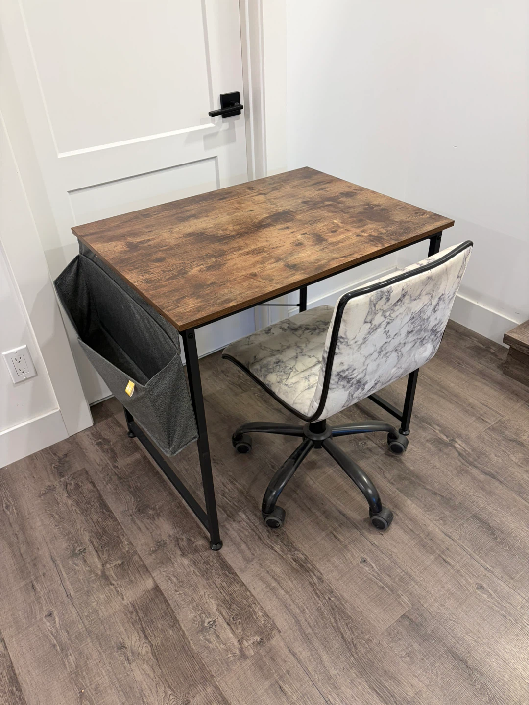 desk with chair - photo 3
