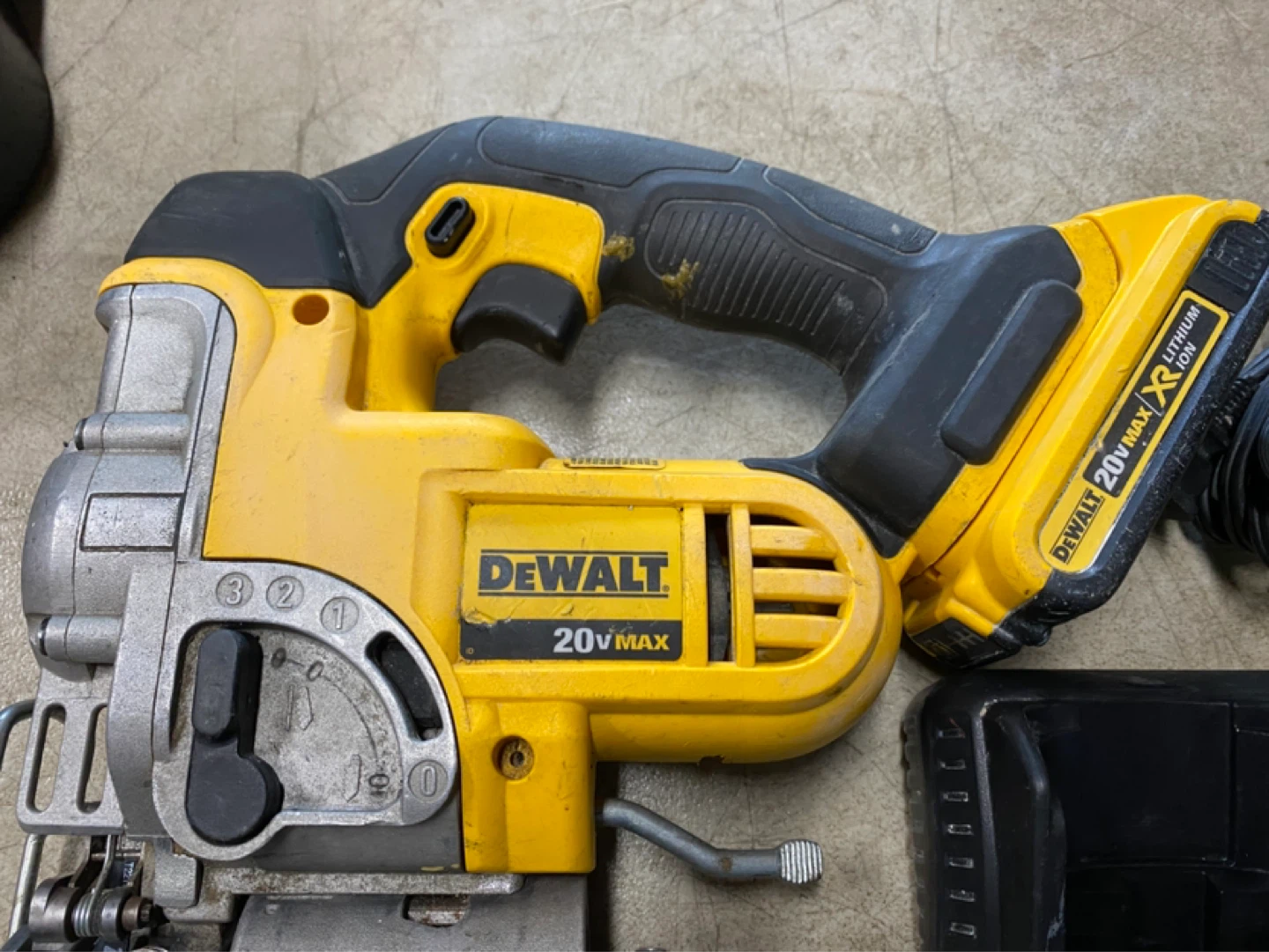 Dewalt 20v jigsaw with battery and charger - photo 4