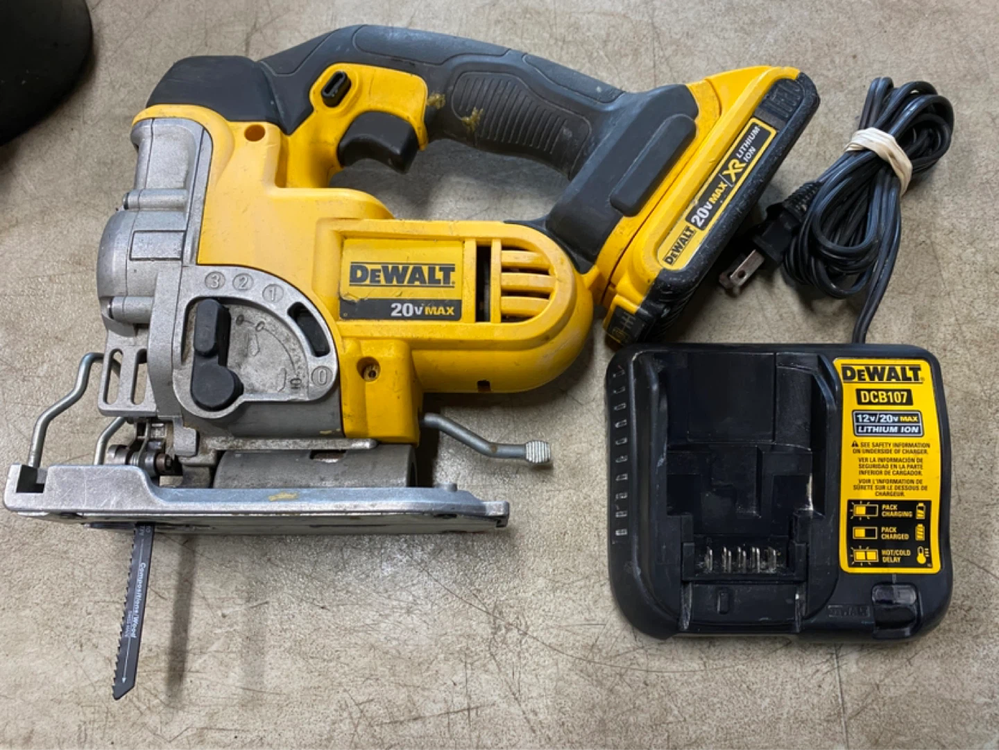 Dewalt 20v jigsaw with battery and charger