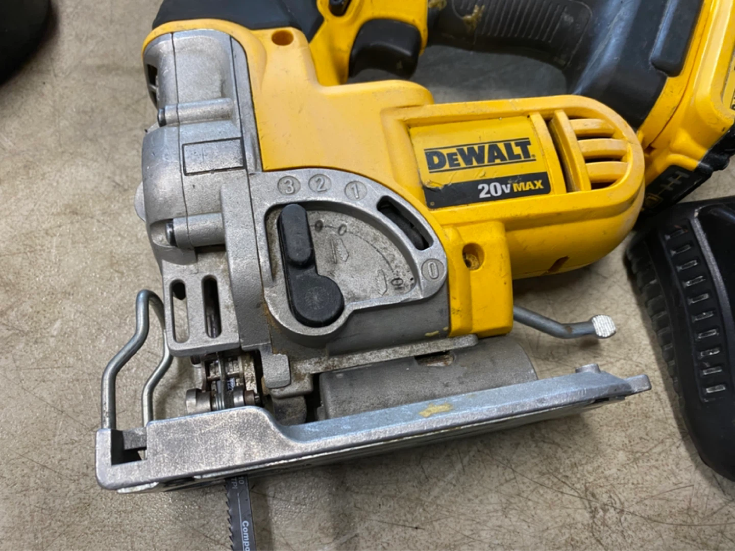 Dewalt 20v jigsaw with battery and charger - photo 3