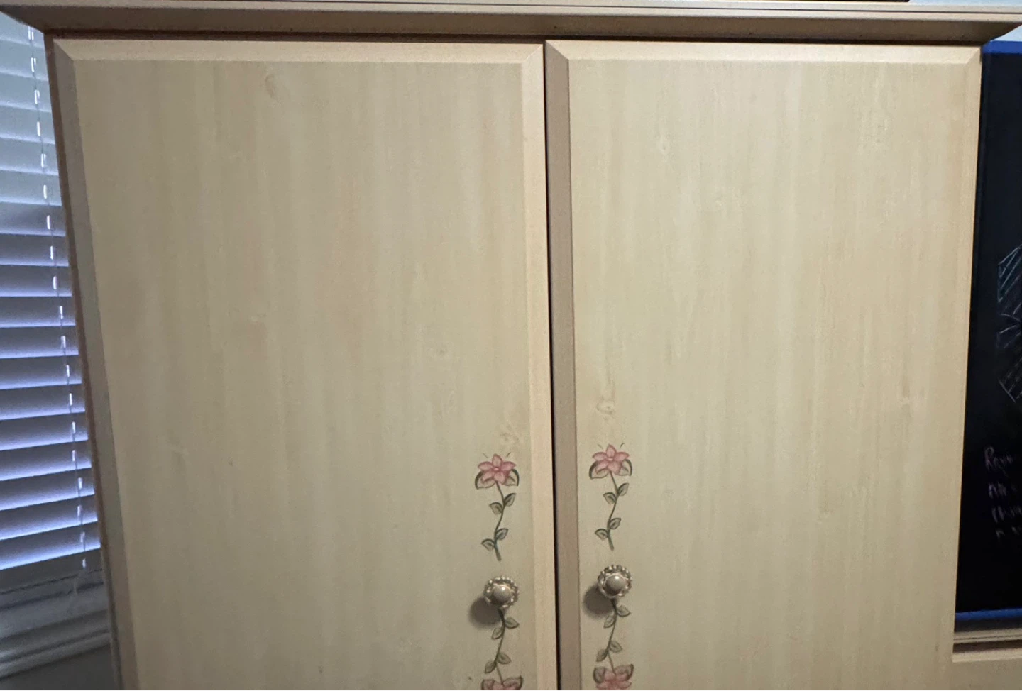 Light Wood 5 piece Bedroom set with Floral Accents - photo 4