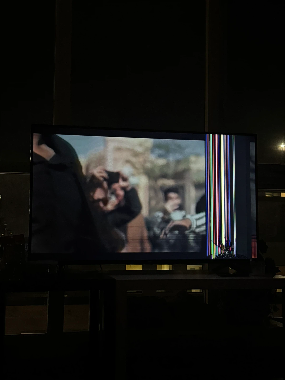 TCL Television with cracked screen - photo 3
