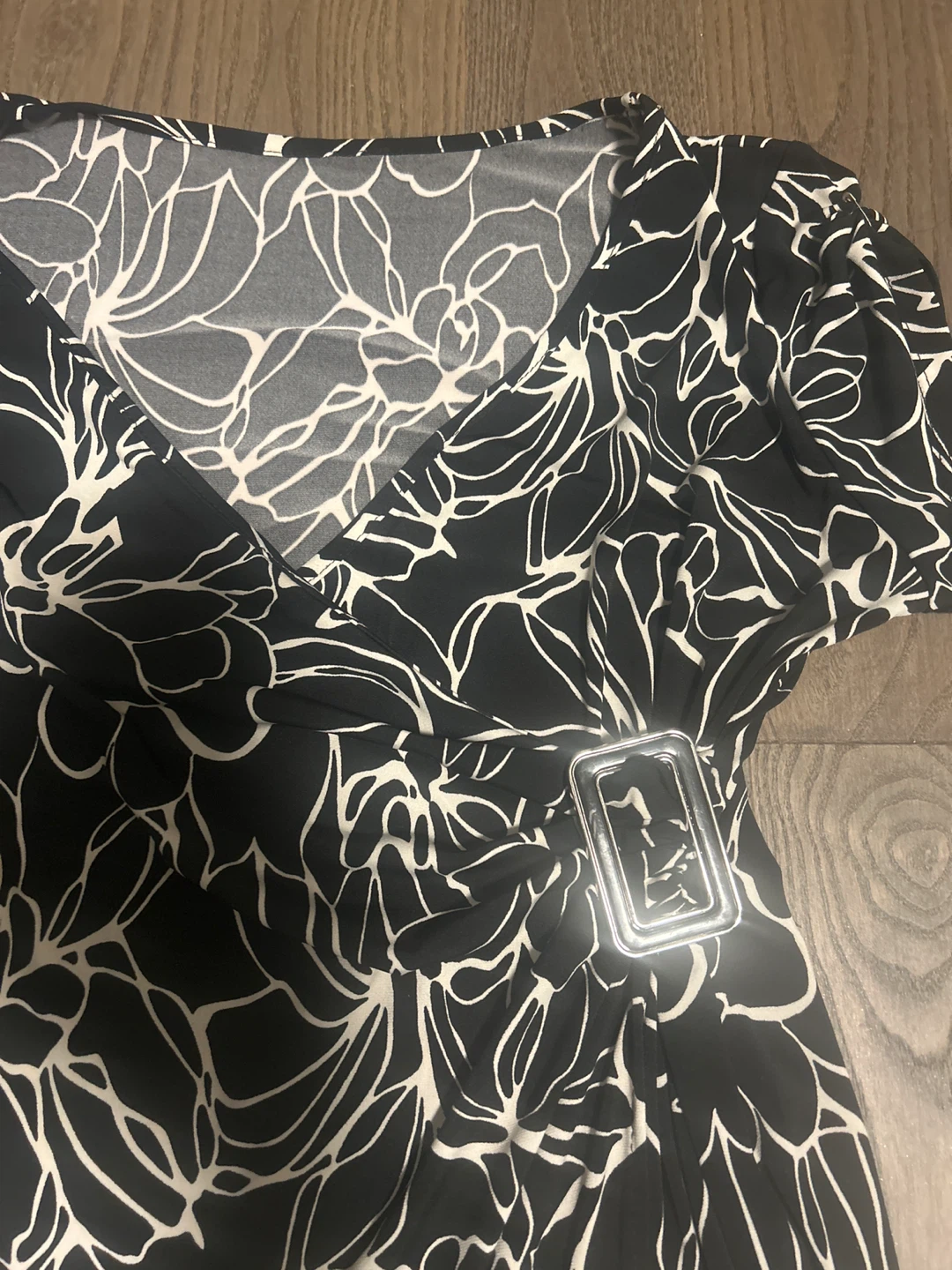 Black and white floral dress with buckle accent - photo 2