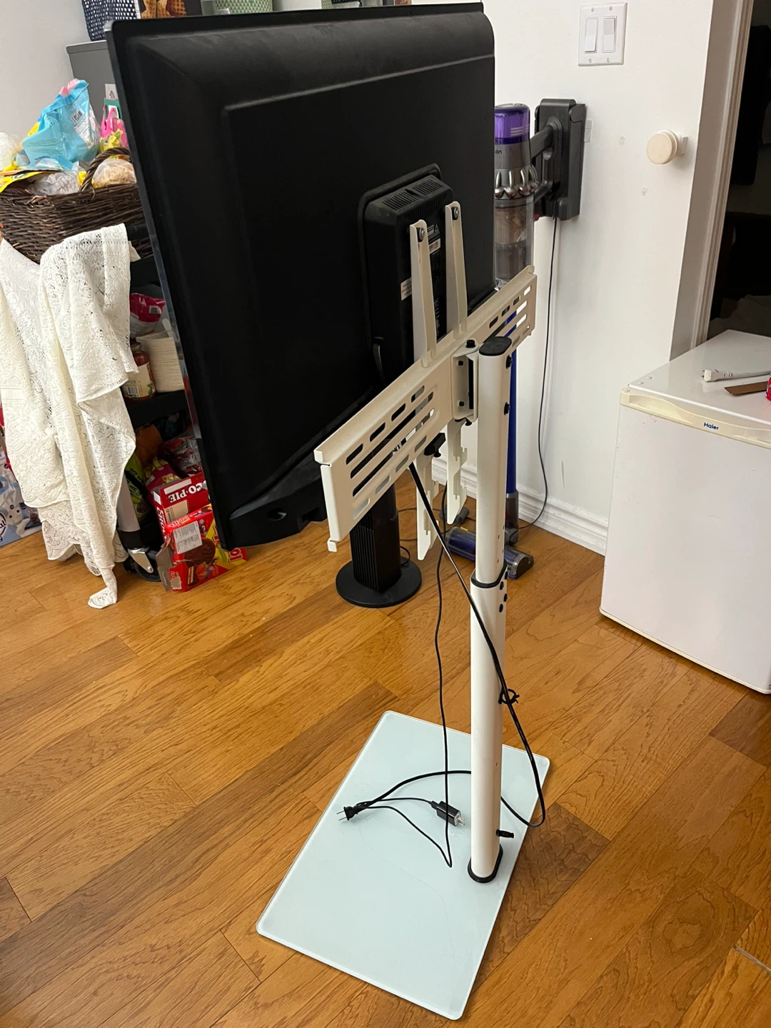 33” Sansui TV and Stand with Rolling Base - photo 2