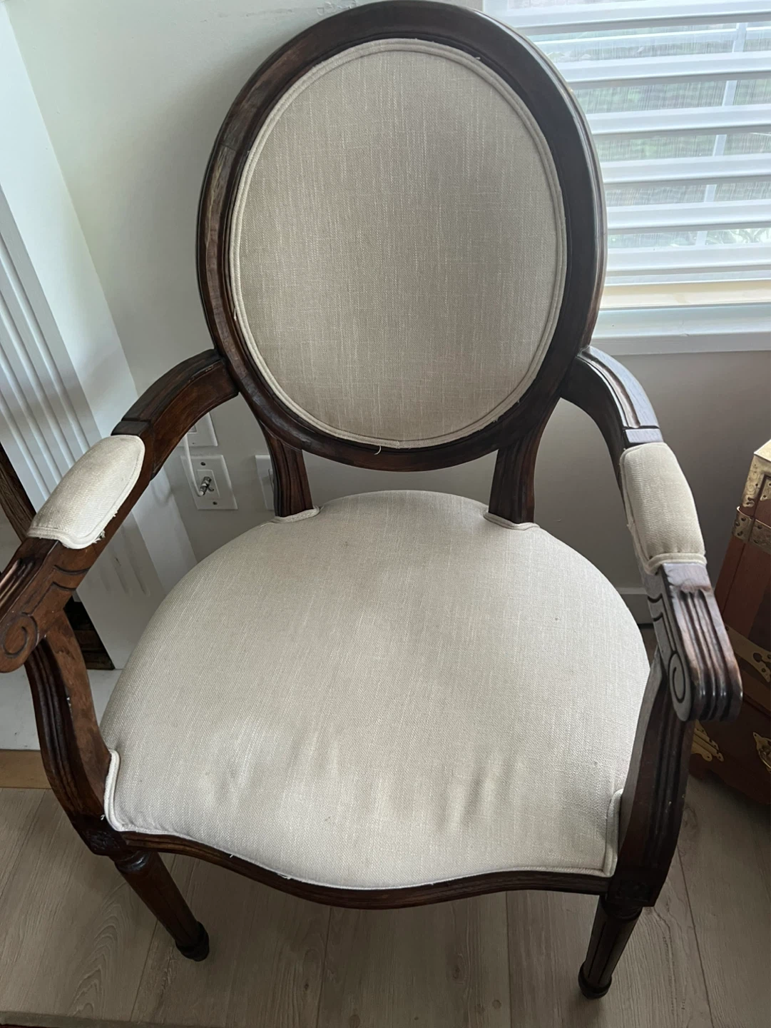 Elegant Oval Back Accent Chair - photo 2