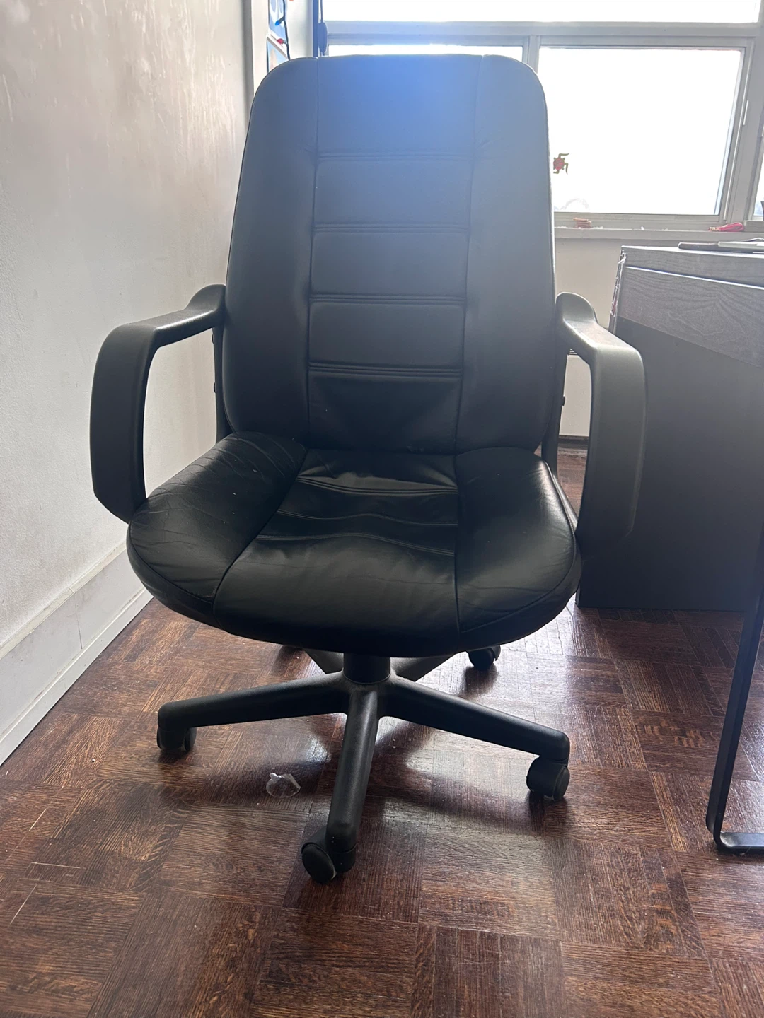 Office desk and chair - photo 3