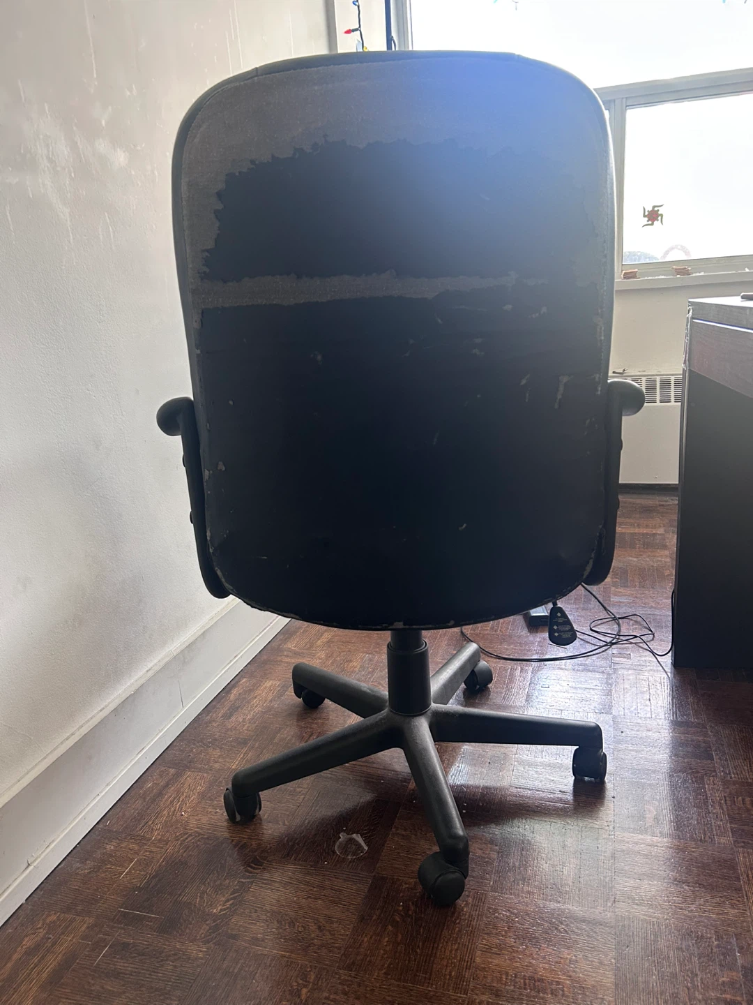Office desk and chair - photo 4