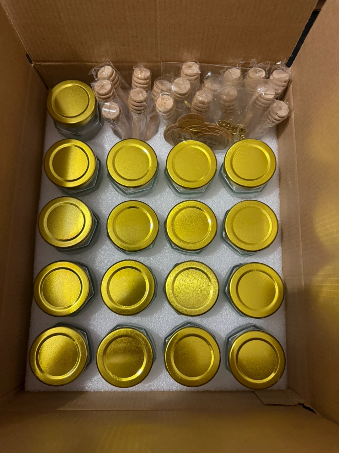 16 Honey Jars with Lids & Honey Dippers