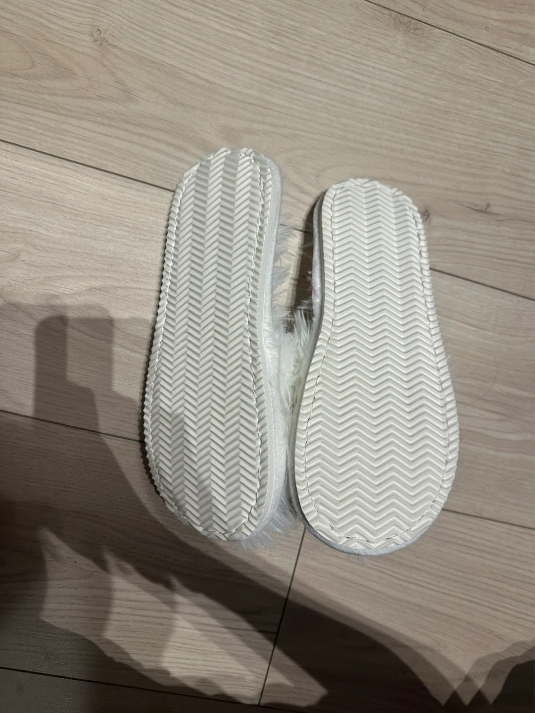Fuzzy white indoor slippers sandals - photo 3