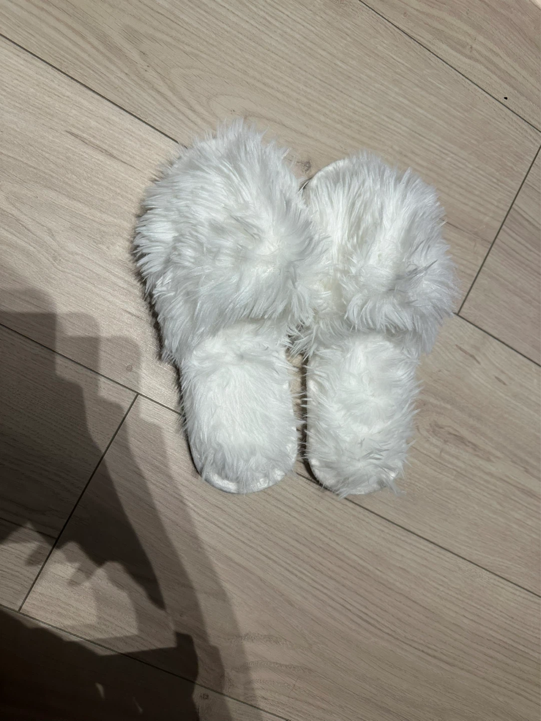 Fuzzy white indoor slippers sandals - photo 2