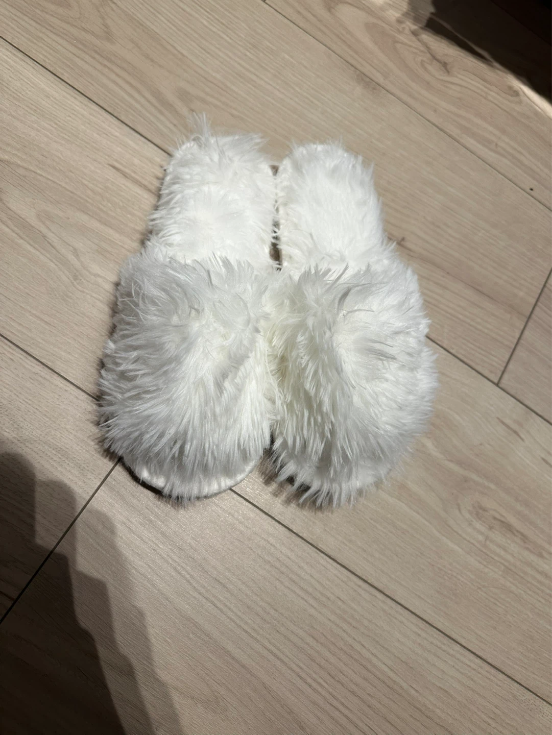 Fuzzy white indoor slippers sandals