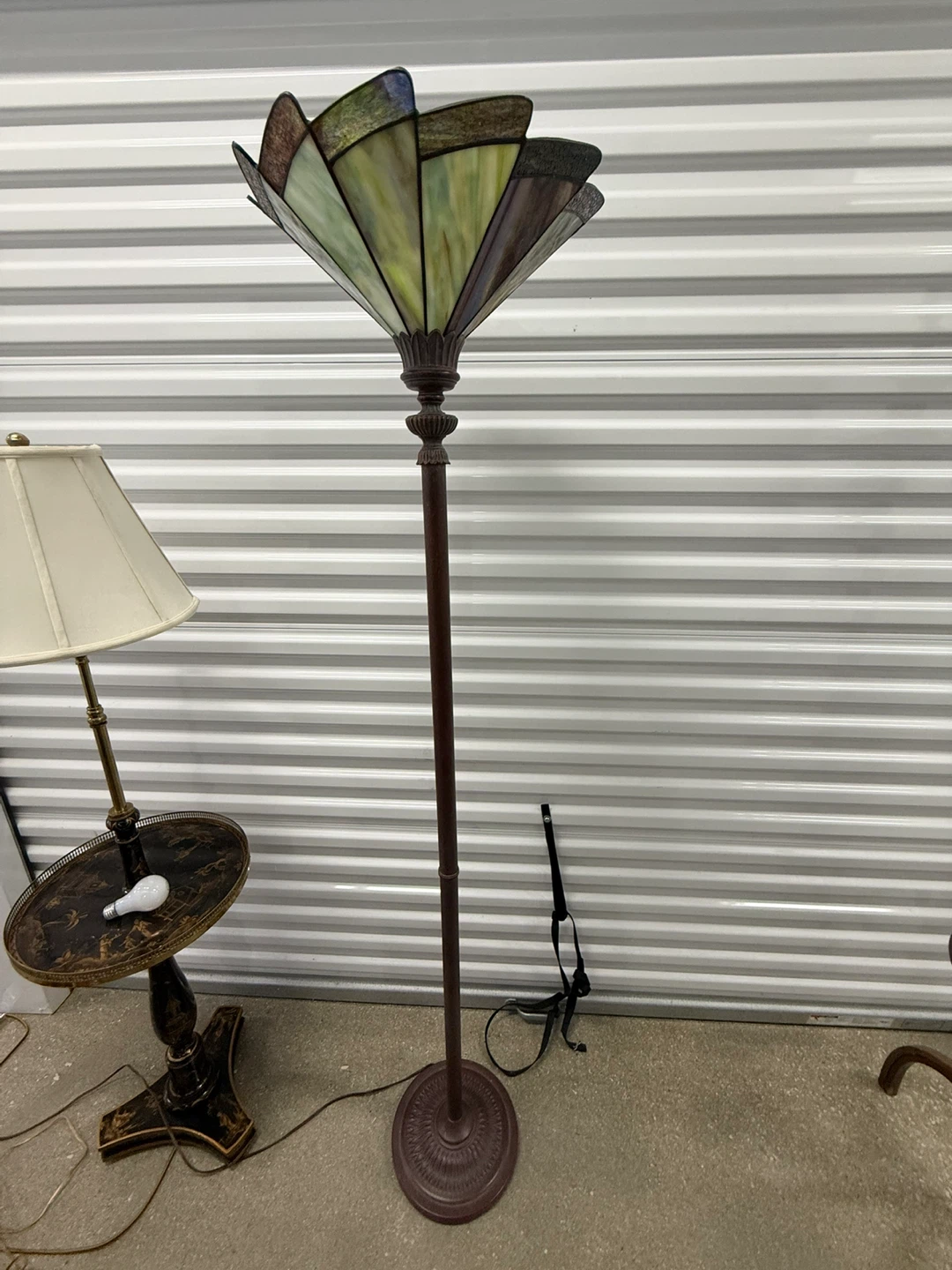 VTG Tiffany Style Floor Lamp w/Stained Glass Shade - photo 3