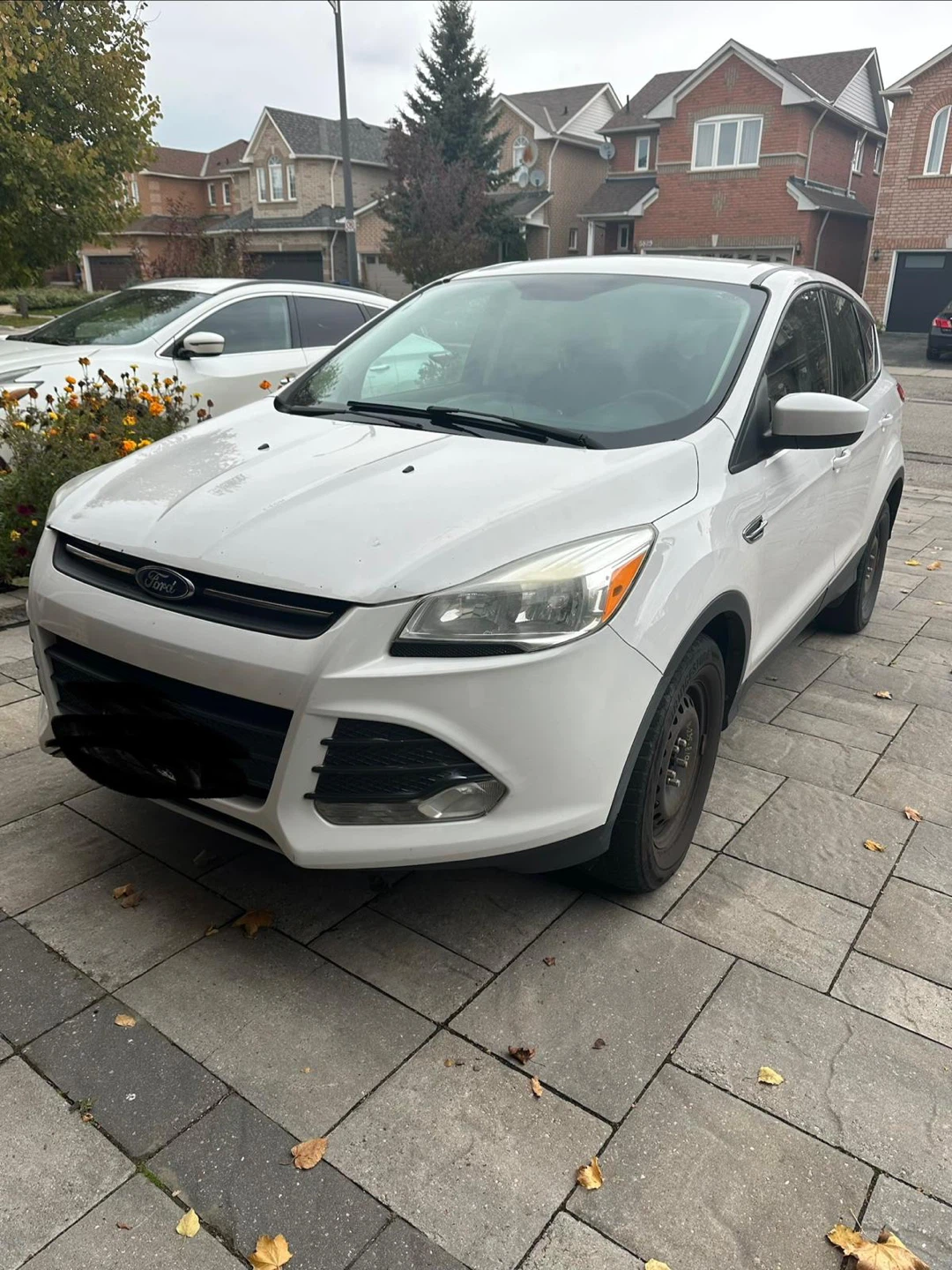 White Ford Escape SUV - photo 5