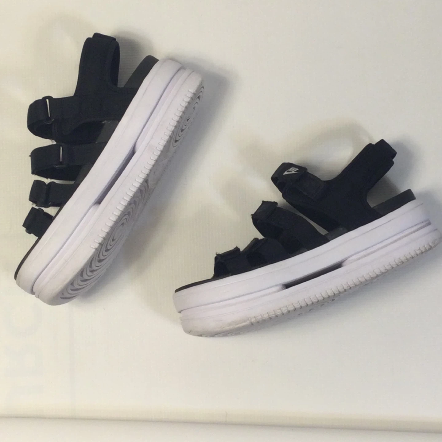 NIKE ICON CLASSIC SANDALS WOMENS BLACK/WHITE SZ 9