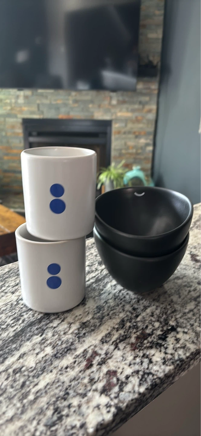 Set of 2 White Mugs and 2 Black Bowls - photo 2