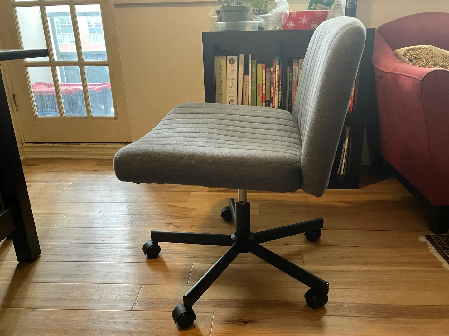 Wide office chair for sitting cross legged - photo 2