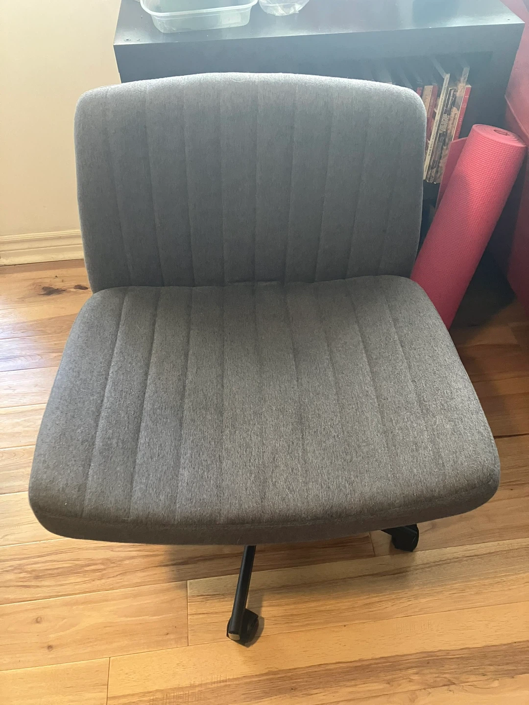 Wide office chair for sitting cross legged - photo 3