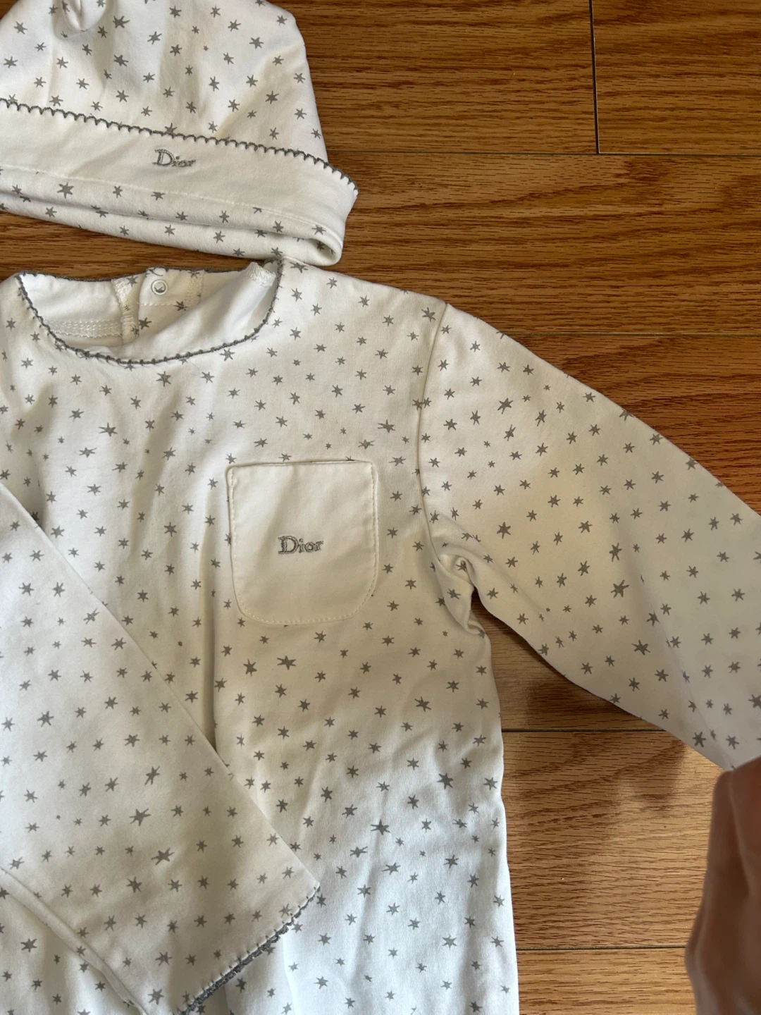2pcs Brand New 18M Baby Dior Star Print Footed Pajamas with Hat