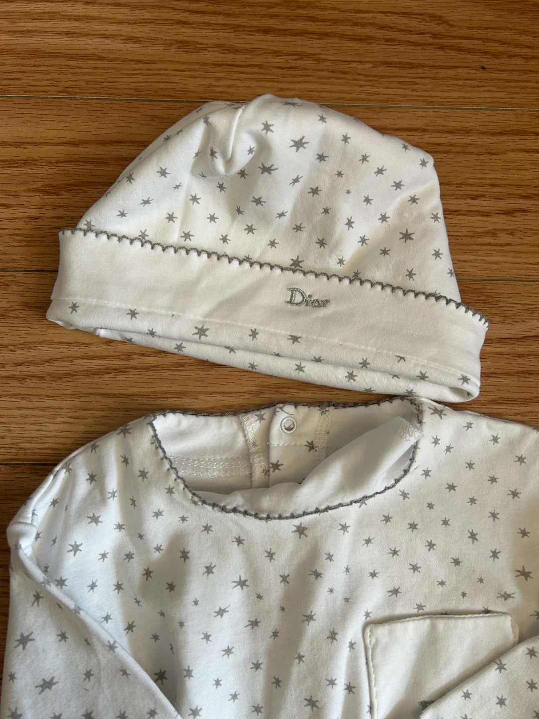 2pcs Brand New 18M Baby Dior Star Print Footed Pajamas with Hat - photo 2