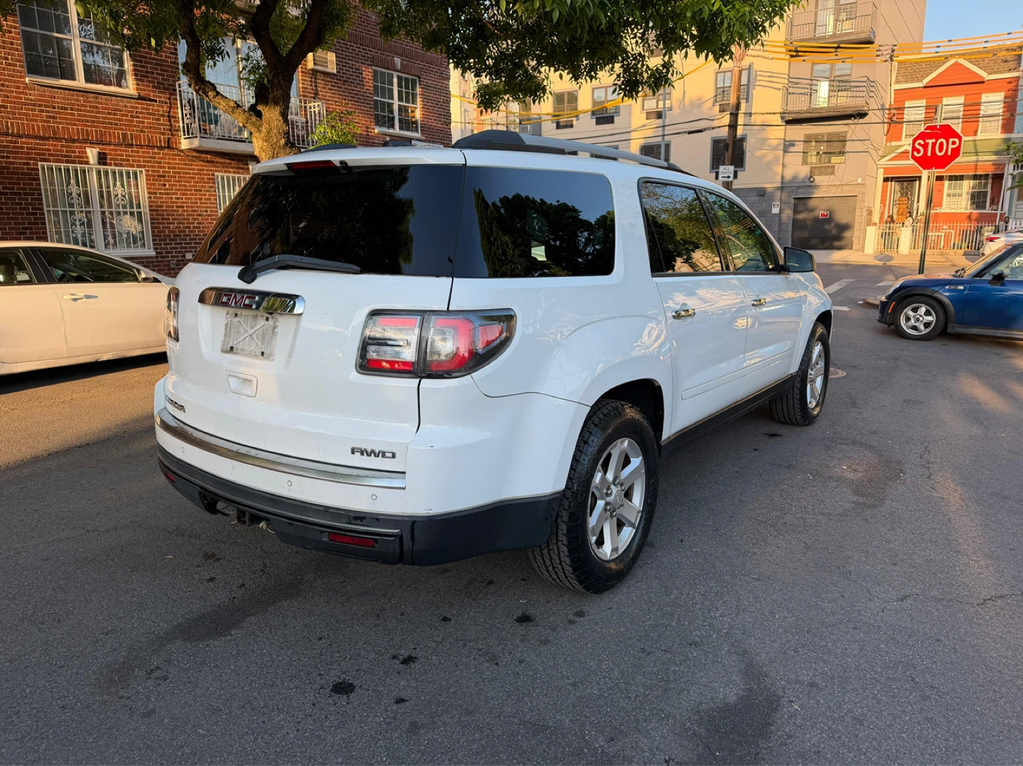2016White GMC Acadia SUV - photo 4