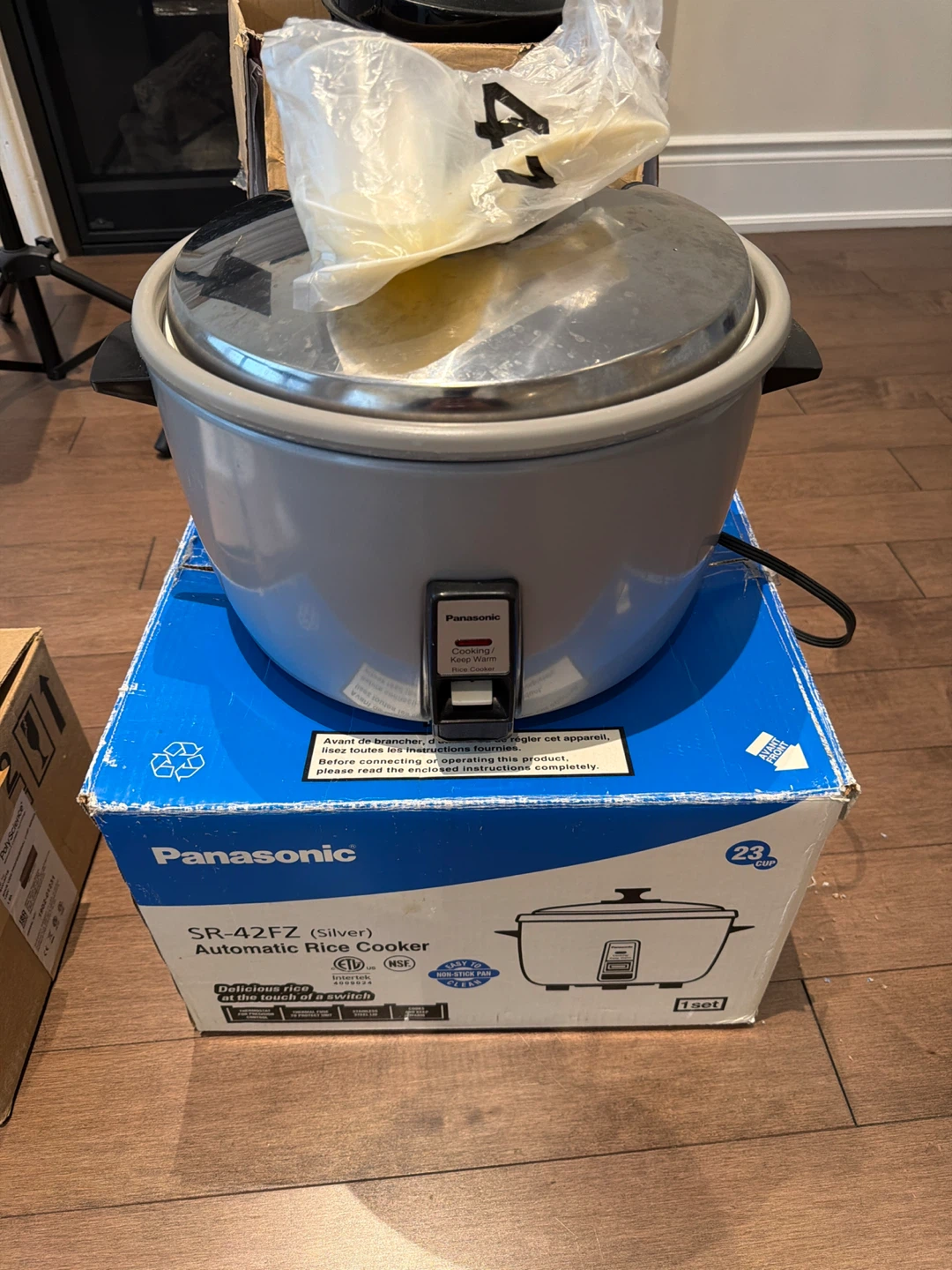 Baking pans, rice cooker, brand new aprons FREE. Need gone asap - photo 3