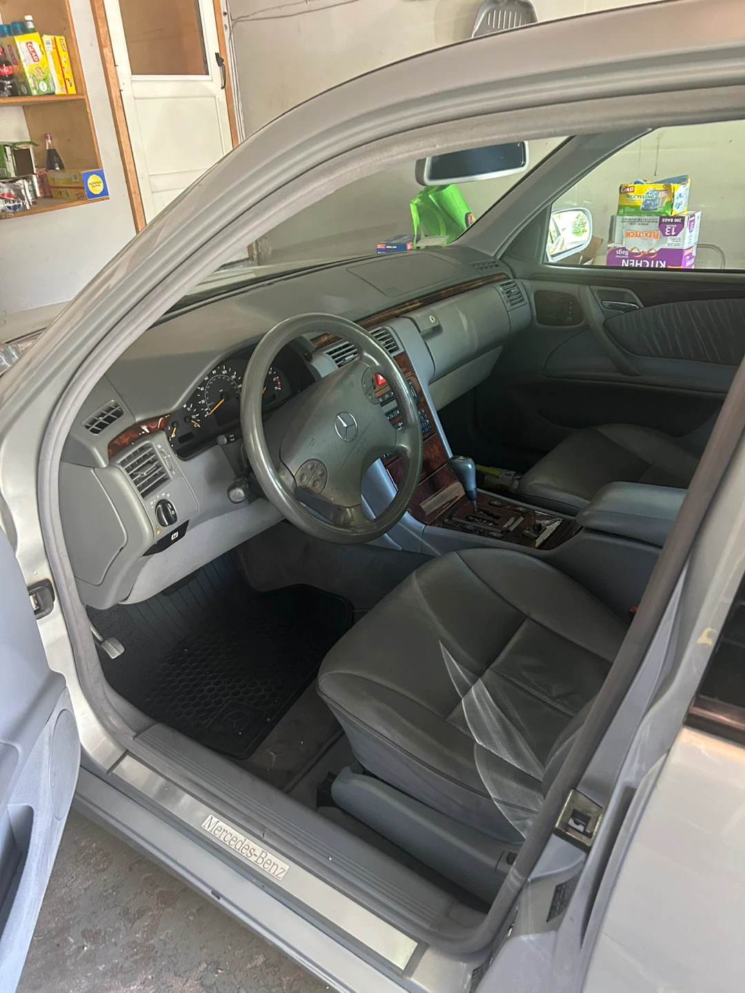 Mercedes-Benz E320 Sedan - photo 2