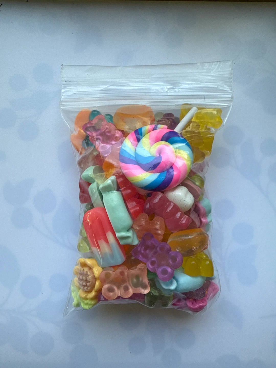 Assorted acrylic charms - no holes - photo 3