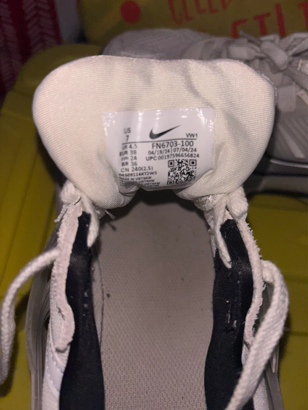 Nike V2K Run - Women size 7 - photo 4