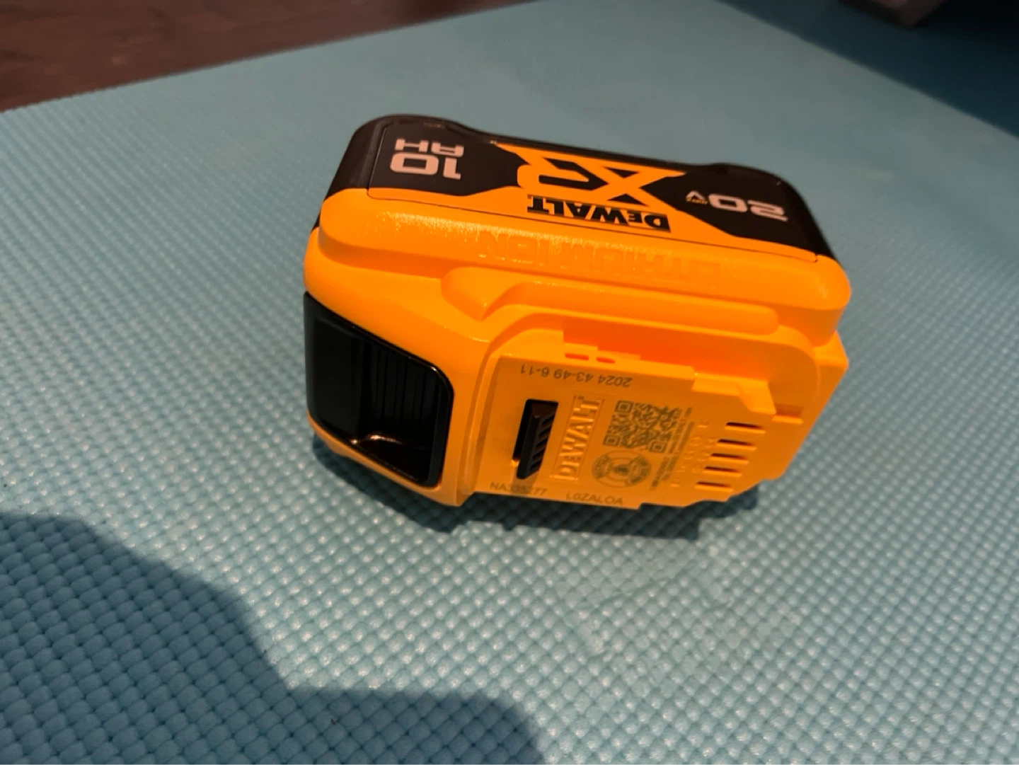 DEWALT 20V 10ah battery ( new, charger extra$) - photo 2
