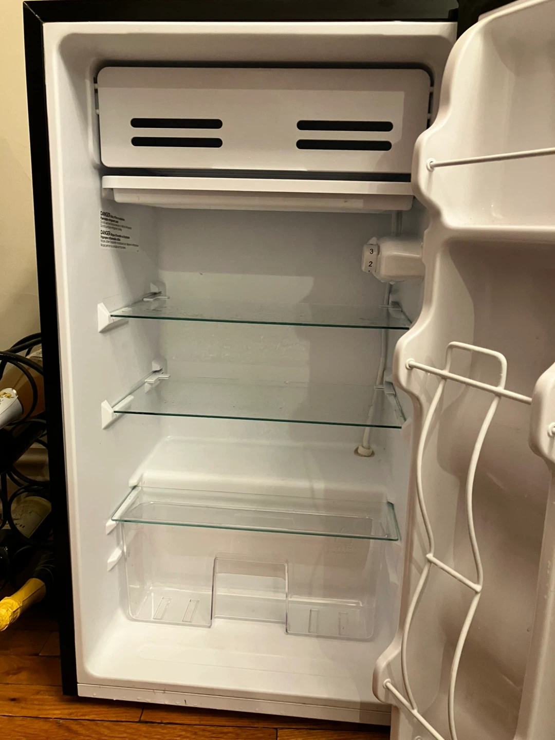 Midea Compact Refrigerator - photo 3